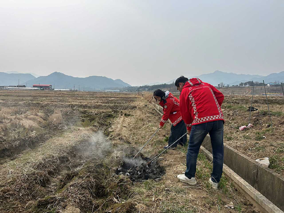 산림청 관계자가&lsquo;대형산불_특별대책기간&rsquo;을 맞아 산불예방 활동을 하고 있다 [사진=산림청]