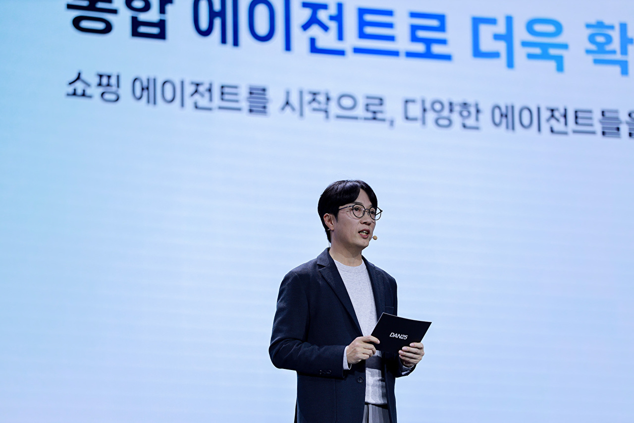 6일 서울 강남구 코엑스에서 열린 네이버 통합 콘퍼런스 '단(DAN)25'에서 김범준 네이버 최고운영책임자(COO)가 발표하고 있다. [사진=네이버]