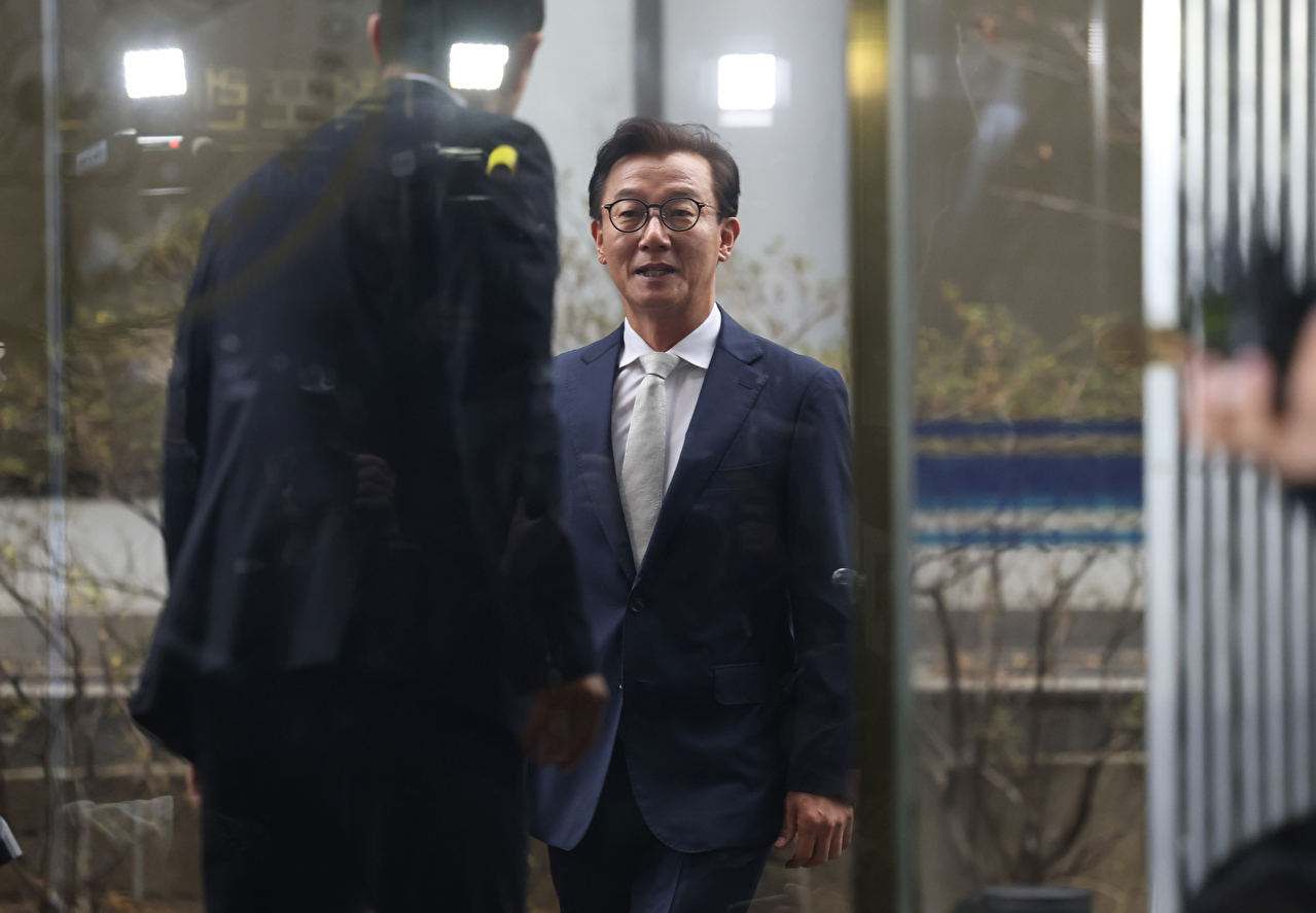 전재수 전 해양수산부 장관이 19일 통일교 측으로부터 현금 등을 받은 혐의로 서울 서대문구 경찰청에 피의자 신분으로 출석하고 있다. 2025.12.19 [공동취재] [사진=연합뉴스]