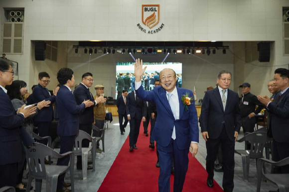 김승연 한화그룹 김승연 회장은 지난 4일 충남 천안에서 개최된 &lsquo;북일고 개교 50주년 기념행사&rsquo;에 참석했다. [사진=한화]