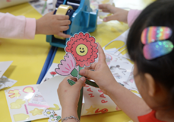 지난 7일 전북 전주시 덕진구 송천동 늘푸른어린이집에서 어린이들이 카네이션을 만들고 있다. [사진=뉴시스]