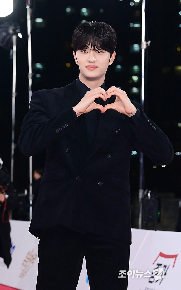 배우 김재원이 19일 오후 서울 영등포구 여의도 KBS홀에서 열린 제46회 청룡영화상 레드카펫 행사에 참석하고 있다. [사진=정소희 기자]