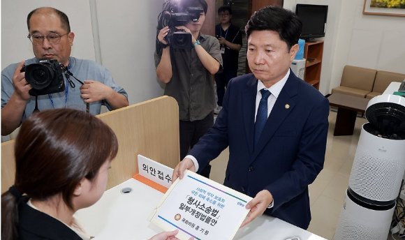 더불어민주당 홍기원 의원이 14일 국회 의안과에 검찰의 예외적 보완수사권을 허용하는 형사소송법 개정안을 제출하고 있다. [사진=연합뉴스]