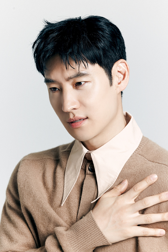 배우 이제훈이 SBS 금토드라마 '모범택시3' 인터뷰에 앞서 포즈를 취하고 있다. [사진=컴퍼니온]