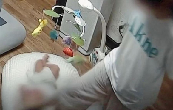 생후 4개월 된 아들을 폭행하고 학대해 잔혹하게 숨지게 한 친모가 무기징역을 선고받았다. 사진은 생후 4개월 '해든이'(가명)를 폭행하고 있는 30대 여성 A씨. [사진=SBS '그것이 알고싶다' 방송화면 캡처]