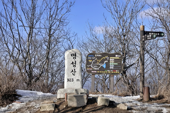 팔각정에서 바라본 겹겹한 산 [사진=박성기]