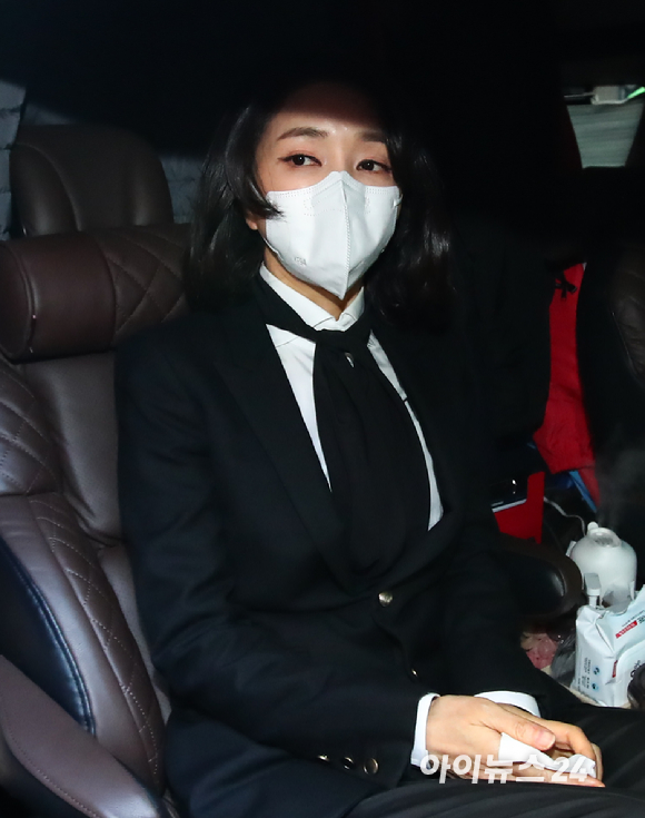 윤석열 국민의힘 대선후보 부인 김건희씨가 지난해 12월26일 오후 서울 여의도 국민의힘 당사에서 허위 학&middot;경력 의혹과 관련해서 대국민 사과를 하고 있다. [사진=국회사진취재단]