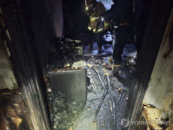 24일 서울 송파구 방이동 한 아파트에서 화재가 발생했다. [사진=연합뉴스, 송파소방서]