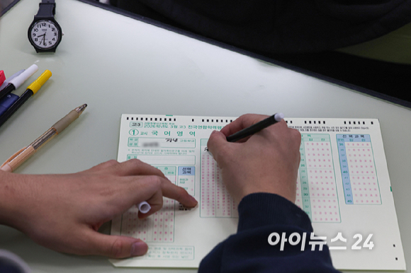 2026년 3월 전국연합학력평가가 실시된 24일 오전 서울 금천구 금천고등학교에서 학생들이 시험을 준비하고 있다. [사진=사진공동취재단]