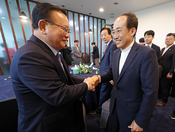 장애인의 날인 20일 오후 대구 북구 엑스코에서 열린 46회 장애인의날 대구시 기념식에서 추경호 국민의힘 대구시장 예비경선 후보와(오른쪽) 김부겸 더불어민주당 대구시장 예비후보가 악수하고 있다. 2026.4.20 [사진=연합뉴스]