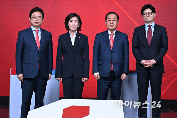 20일 서울 강서구 ASSA아트홀에서 열린 '제21대 대통령 후보자 경선 B조 토론회'에 참석한 후보들이 기념촬영을 하고 있다. 왼쪽부터 이철우, 나경원, 홍준표, 한동훈 후보. [사진=국회사진취재단]