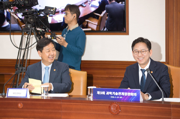 배경훈 부총리 겸 과기정통부 장관(오른쪽)이 과학기술관계장관회의에 참석하고 있다. [사진=과기정통부]