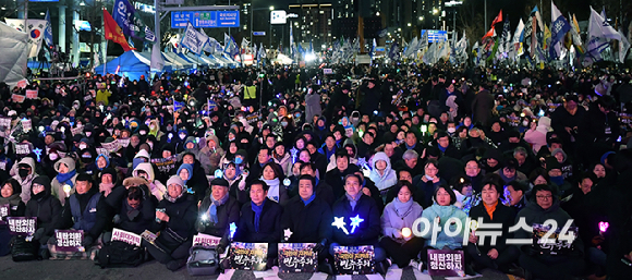 더불어민주당 정청래 대표, 김병기 원내대표, 조국 조국혁신당 대표 등 참석자들이 12·3 비상계엄 1년을 맞은 3일 서울 여의도 국회 앞에서 열린 '12·3 내란외환 청산과 종식, 사회대개혁 시민대행진'에 참석해 응원봉을 흔들고 있다. [사진=곽영래 기자]