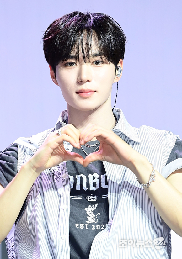 그룹 알파드라이브원 준서가 12일 오후 서울 용산구 블루스퀘어 SOL트래블홀에서 열린 알파드라이브원(ALPHA DRIVE ONE) 첫 번째 데뷔 미니 1집 'EUPHORIA'(유포리아) 발매 기념 쇼케이스에 참석하고 있다. [사진=정소희 기자]