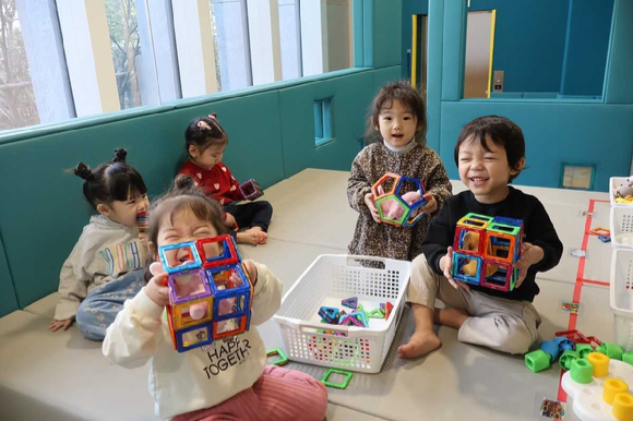 분당 두산타워 내 '미래나무어린이집'에서 직원 자녀들이 밝게 웃고 있다. [사진=두산]