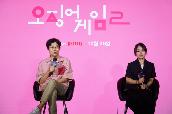 황동혁 감독과 김지연 대표가 넷플릭스 시리즈 '오징어 게임' 시즌2 간담회에서 대답을 하고 있다. [사진=넷플릭스]