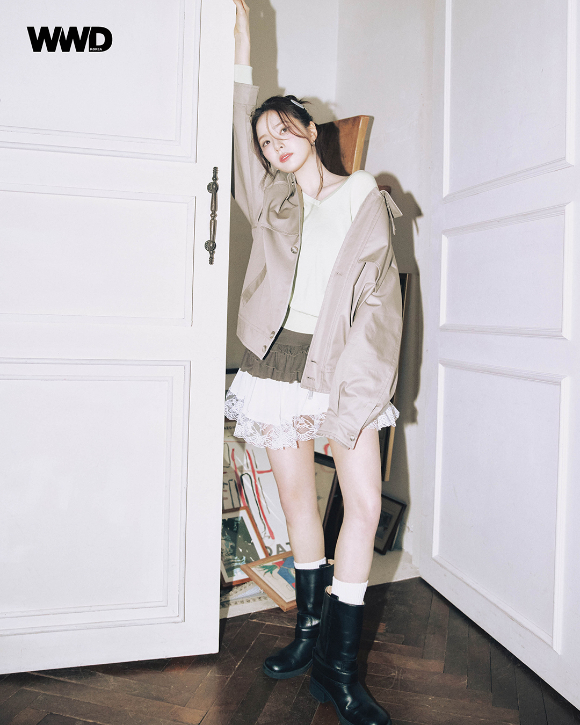 배우 신세경이 화보 촬영에서 포즈를 취하고 있다. [사진=WWD 코리아]