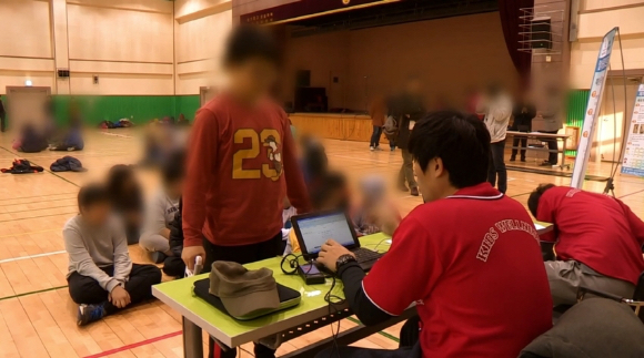 지난해 기준 국내 고등학교 1학년 평균 키는 남학생 172.9㎝, 여학생 161.3㎝로 나타났다. 비만군 학생의 비율은 전년도보다 줄었으나, 시력이나 구강 건강에 이상이 있는 학생의 비율은 늘었다. 사진은 본 기사와 무관한 이미지로 학교 체력측정 모습. [사진=연합뉴스]