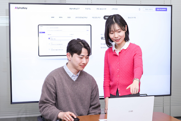 사진은 LG유플러스 직원들이 워크플로우 스튜디오 등 알파키의 주요 기능을 소개하고 있는 모습. [사진=LGU+]