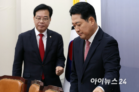 장동혁 국민의힘 대표와 송언석 원내대표가 8일 국회에서 열린 최고위원회의에 참석하고 있다. [사진=곽영래 기자]