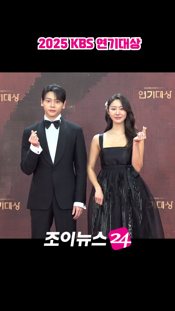 배우 권도형, 한그루가 31일 오후 서울 여의도 KBS에서 열린 '2025 KBS 연기대상' 레드카펫 포토월 행사에서 포즈를 취하고 있다. [사진=문수지 기자]