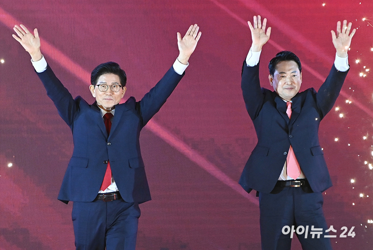 국민의힘 당 대표 결선 진출자 김문수, 장동혁 후보가 22일 오후 청주 오스코에서 열린 제6차 전당대회에서 기념촬영을 하고 있다. [사진=곽영래 기자]