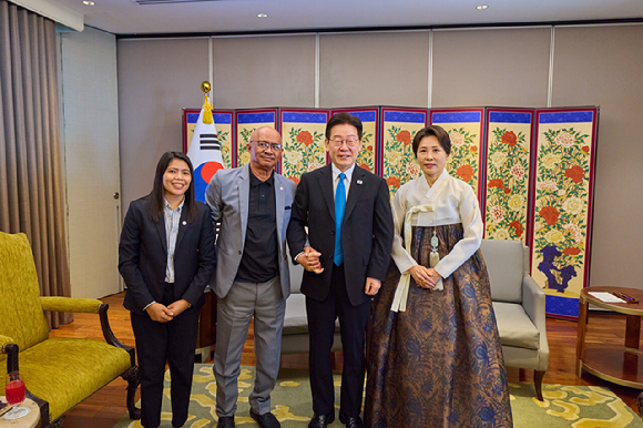 필리핀을 국빈방문한 이재명 대통령과 김혜경 여사가 4일 마닐라에서 인권변호사 시절 인연을 맺은 필리핀 노동자 아리엘 갈락 씨를 만나 기념촬영을 하고 있다. 2026.3.4 [공동취재 제공. 재판매 및 DB 금지] [사진=연합뉴스]