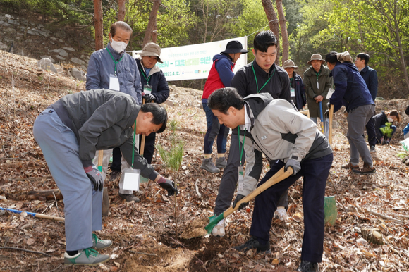 남성현 산림청장(오른쪽)이 장호진 현대백화점그룹 사장(오른쪽)과'REGREEN-다음세대를 위한 탄소중립의 숲 조성 나무심기'행사에서 스트로브잣나무를 심고 있다. [사진=산림청]