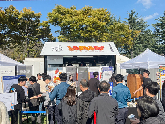 2일 서울 시내 한 깐부치킨 매장에 임시 휴업 안내문이 붙어 있다. 지난달 30일 젠슨 황 엔비디아 최고경영자(CEO), 이재용 삼성전자 회장, 정의선 현대차그룹 회장이 서울 깐부치킨 삼성점에서 '치맥' 회동을 한 뒤 깐부치킨 가맹점들은 반짝 특수를 누렸다. 일부 매장은 주문량이 급증해 배달 앱 주문을 중단하거나 임시 휴업에 들어갔다. 2025.11.2 [사진=연합뉴스]