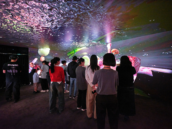 관람객들이 하림 퍼스트키친 '키친 상영관'을 체험하고 있다. [사진=하림산업]