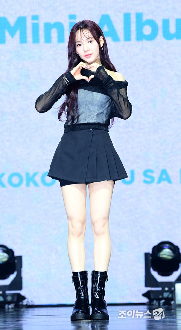 그룹 이즈나 유사랑이 25일 오후 서울 광진구 광장동 예스24라이브홀에서 열린 izna(이즈나) 미니 1집 'N/a' 발매 기념 데뷔 쇼케이스에 참석해 포토타임을 갖고 있다. [사진=정소희 기자]
