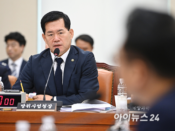 석종건 방위사업청장이 17일 서울 여의도 국회에서 열린 국방위원회의 방위사업청 등 국정감사에서 질의에 답하고 있다. [사진=곽영래 기자]