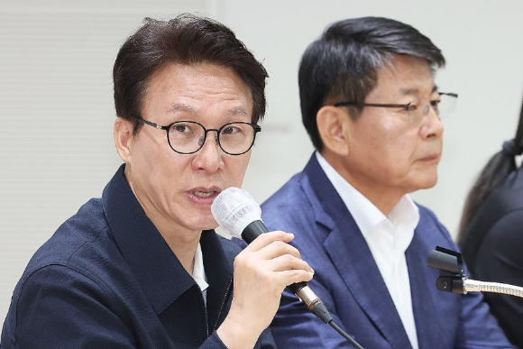 더불어민주당 김민석 대표가 8일 경기도 안성시 미양면 행정복지센터에서 열린 '수확철 농업 현장 방문 및 농업인 간담회'에서 발언하고 있다. [사진=연합뉴스]