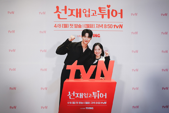 배우 변우석과 김혜윤이 '선재 업고 튀어' 제작발표회에 참석해 포즈를 취하고 있다. [사진=tvN]