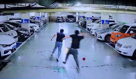 지난 7월 인천 부평구 한 아파트 지하 주차장에서 30대 중국 귀화 남성 A씨가 60대 남성 C씨를 살해하려하고 있다. [사진=인천지검]