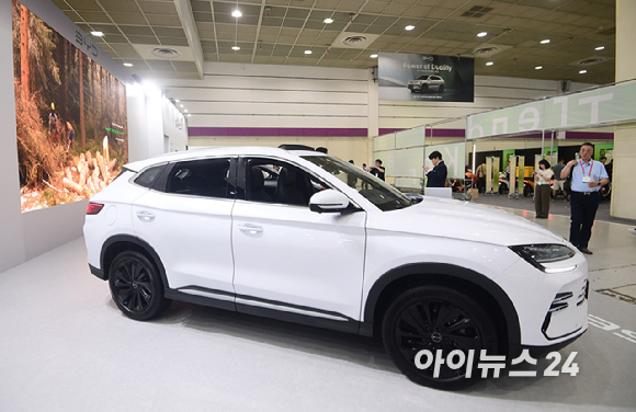 'EV 트렌드 코리아 2026'이 25일 서울 강남구 코엑스에서 열렸다. BYD코리아 부스에 순수 전기차 '아토 3 플러스'가 전시되고 있다. [사진=정소희 기자]