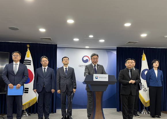 13일 서울 종로구 정부서울청사 본관 브리핑룸에서 윤호중 행정안전부 장관(가운데)이 2차 중앙행정기관 이전 세부계획을 발표하고 있다. [사진=임우섭 기자]