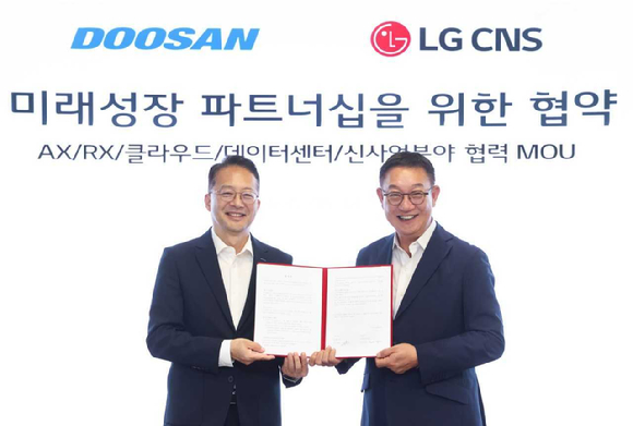 업무협약식이 끝나고 ㈜두산 유승우 사장(왼쪽)이 LG CNS 현신균 사장과 기념사진을 촬영하고 있다. [사진=㈜두산]