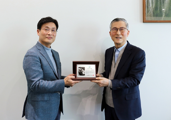 금호건설이 한국펄벅재단으로부터 후원 20주년을 기념하는 감사패를 받았다. [사진=금호건설]