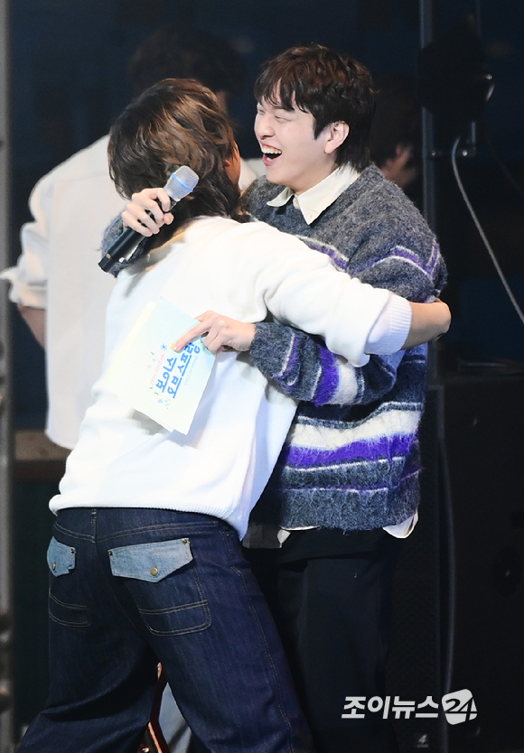 방송인 유재필이 21일 오후 서울 송파구 잠실학생체육관에서 열린 '2026 JOY콘서트 - 보이스 오브 스프링(Voice of spring)'에서 MC로 참석해 재치 넘치는 진행을 선보이고 있다. [사진=정소희 기자]