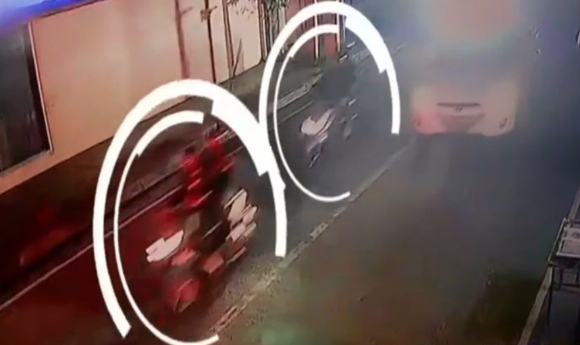 필리핀 수도 마닐라에서 강도 총격으로 한국인 1명이 피살됐다. 사진은 지난 7일(현지시간) 오후 7시 45분쯤 마닐라 한 골목길에서 범행 이후 도망치는 현지 강도들. [사진=GMA뉴스 캡처]