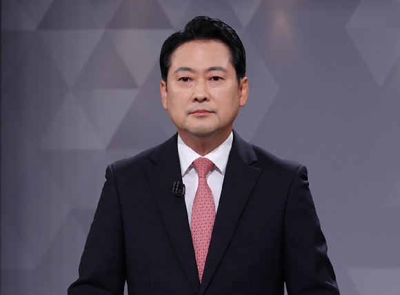 국민의힘 당 대표 선거에 출마한 장동혁 후보가 17일 서울 여의도 KBS에서 열린 2차 텔레비전 토론회에 참석해 방송 시작을 기다리고 있다. [사진=연합뉴스]