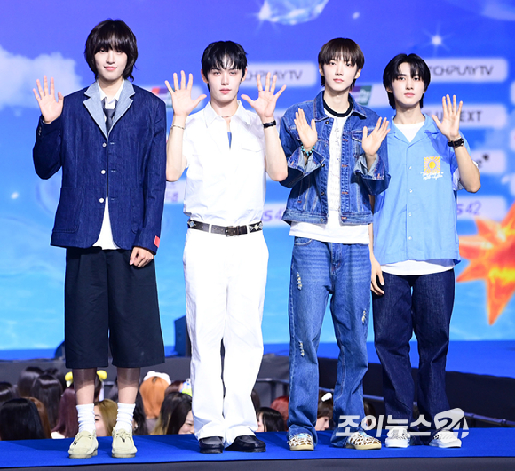 밴드 에이엠피(AxMxP)가 9일 오후 경기도 일산 킨텍스에서 열린 2026 SBS 가요대전 Summer 블루카펫 행사에 참석하고 있다. [사진=정소희 기자]
