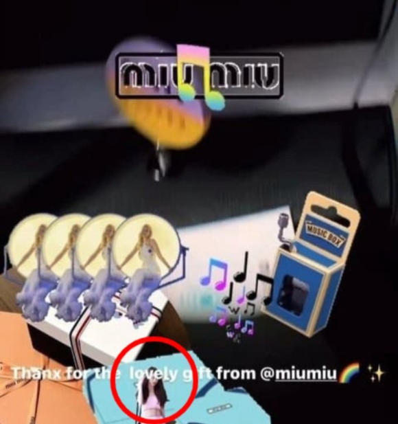 누리꾼들은 장원영과 지드래곤이 시밀러룩을 착용한 게 아니냐는 의심의 눈초리를 보내고 있다. [사진=장원영 인스타그램, 온라인 커뮤니티]