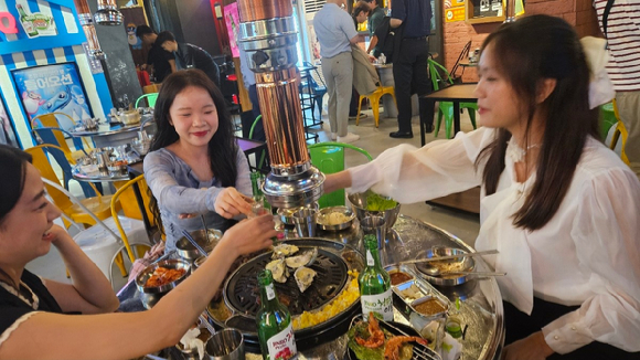 지난 11일(현지시간) 방문한 베트남 하노이 따히엔 맥주거리에 위치한 주점에서 현지 소비자들이 과일소주를 마시고 있다. [사진=전다윗 기자]