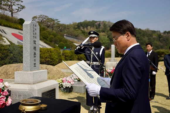 최정우 포스코그룹 회장이 3일 국립서울현충원을 찾아 박정희 대통령과 박태준 초대회장 묘소를 참배하고 있다. [사진=포스코]