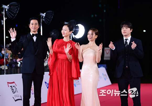 배우 조인성-염정아-고민시-박정민이 24일 오후 서울 영등포구 여의도 KBS홀에서 진행된 제44회 청룡영화상 레드카펫 행사에 참석하고 있다. [사진=정소희 기자]