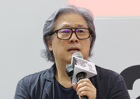 박찬욱 감독이 지난달 20일 서울 강남구 코엑스에서 열린 '2025 서울국제도서전'에서 '박찬욱 감독의 믿을 구석'을 주제로 강연하고 있다. [사진=연합뉴스 자료사진]