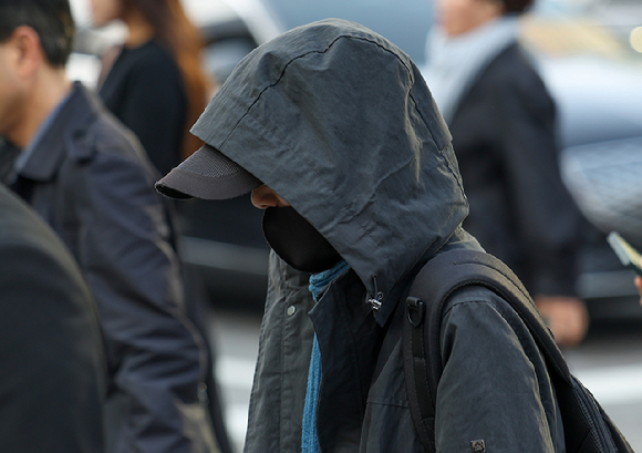 지난 8일 서울 종로구 광화문광장 인근에서 한 직장인이 출근하고 있다. [사진=연합뉴스]