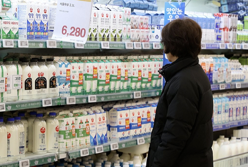 한 대형마트의 우유 판매대. [사진=연합뉴스]
